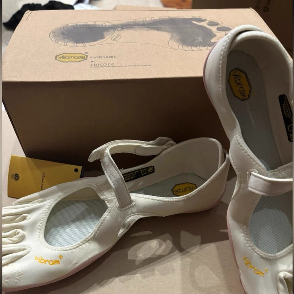 Icon Jennie Blackpink style Vibram FiveFingers shoe